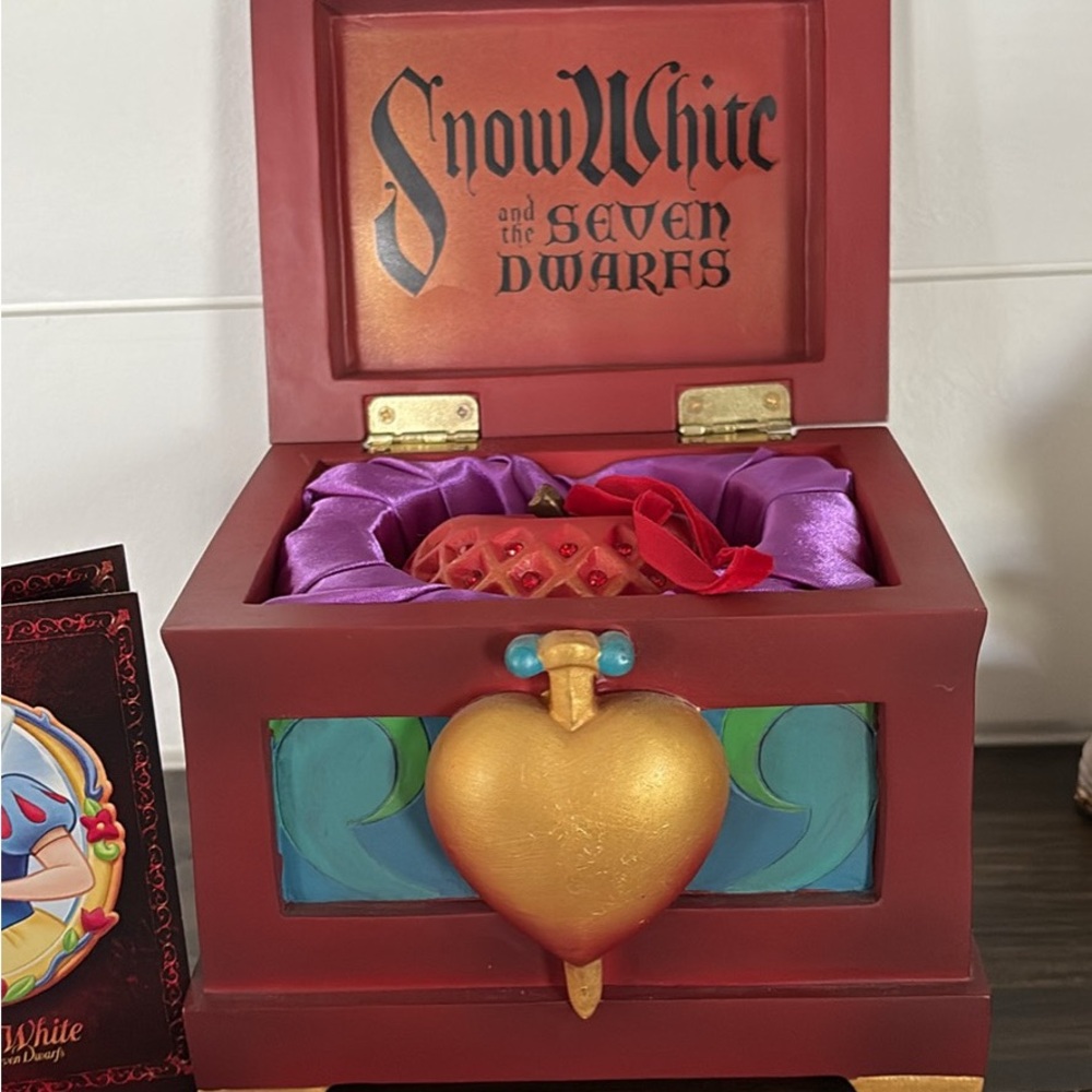 Lenox Disney Showcase Collection Snow White and the Seven Dwarfs figurine